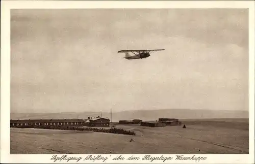 Ak Gersfeld in der Rhön Hessen, Wasserkuppe, Segelflugzeug Prüssing über dem Fliegerlager