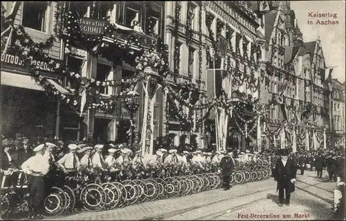 Ak Aachen in Nordrhein Westfalen, Kaisertag, Festdekoration am Markt, Geschäfte, Radfahrer