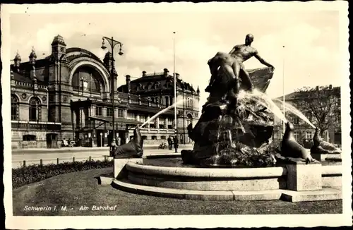 Ak Schwerin, die Straßenseite des Bahnhofes mit Brunnen