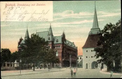 Ak Hansestadt Rostock, Ständehaus mit Steintor, Passanten, Straßenpartie