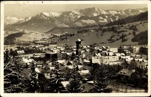 Ak Immenstadt Allgäu, Blick auf die Stadt und die Berge, Winter