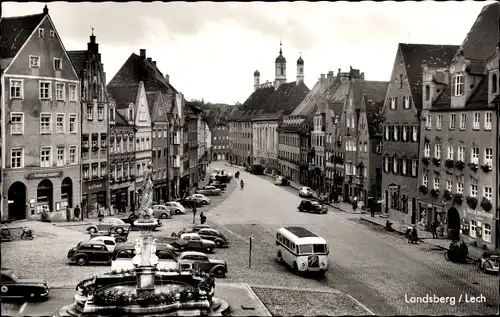 Ak Landsberg am Lech in Oberbayern, Straßenpartie, Autos, Reisebus