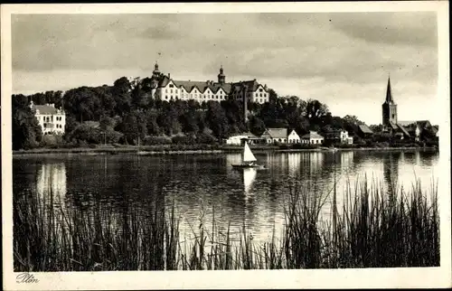 Ak Plön am See Schleswig Holstein, Blick über den See auf die Stadt, Segelboot