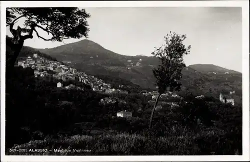 Ak Alassio Liguria, Gesamtansicht, Berge, Bäume