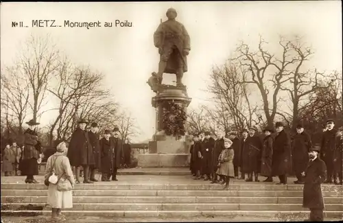 Foto Ak Metz Moselle, Monument au Poilu