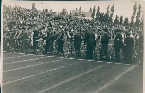 Foto Radrennfahrer kurz vor dem Start, Radrennen