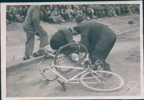 Foto Radrennfahrer wird nach Sturz versorgt, Rennrad