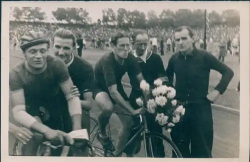 Foto Radrennfahrer nach dem Zieleinlauf, Radrennen