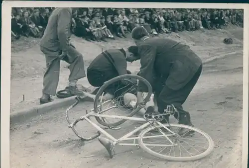 Foto Radrennfahrer wird nach Sturz versorgt, Rennrad