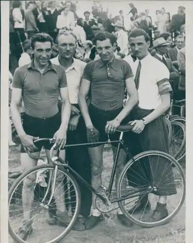 Foto Radrennfahrer mit Fahrrad, Gruppenaufnahme