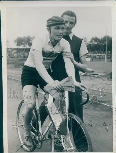 Foto Radrennfahrer auf dem Rennrad, Portrait