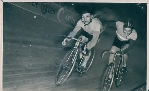 Foto Radfahrer bei einem Radrennen, Bahnrennen