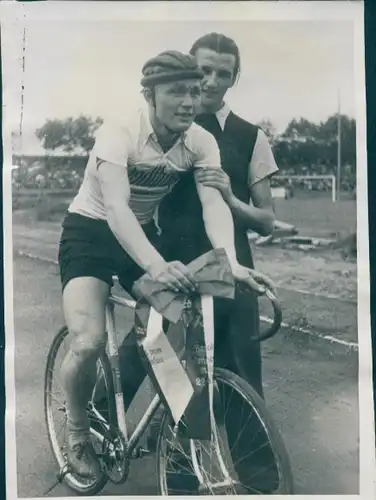Foto Radrennfahrer auf dem Rennrad, Portrait