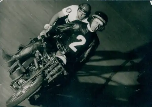 Foto Steherrennen, Radrennfahrer mit Schrittmacher, Portrait