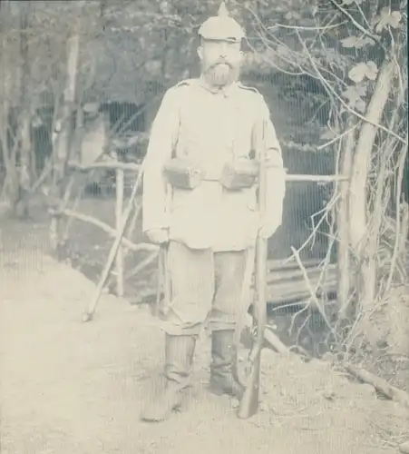 Foto Deutscher Soldat in Uniform, Standportrait, Gewehr
