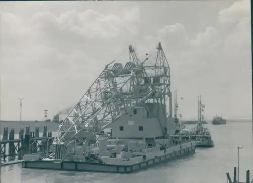 Foto Schwimmkran im Hafen