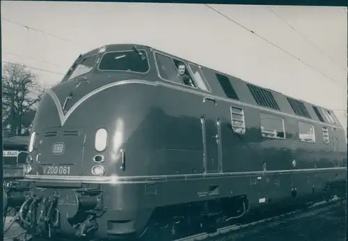 Foto Hölzner im Führerstand einer V 200, Deutsche Eisenbahn, V 200 061