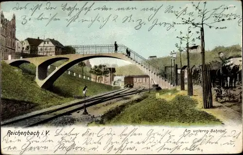 Ak Reichenbach im Vogtland, Am unteren Bahnhof, Bahnstrecke, Fußgängerbrücke