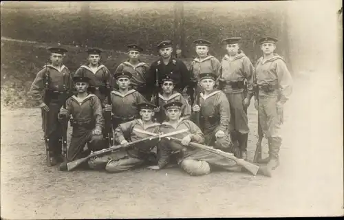 Foto Ak Deutsche Soldaten in Uniformen, Seeleute, Gruppenaufnahme