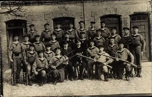 Foto Ak Deutsche Soldaten in Uniformen, Seeleute, Gruppenaufnahme, I WK