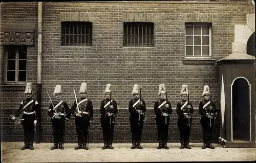 Foto Ak Deutsche Soldaten in Uniformen vor einem Gebäude, Wachposten, I WK