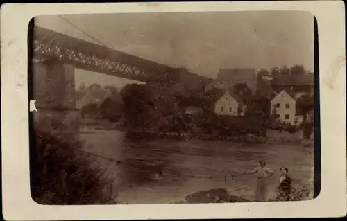 Foto Ak Oelsnitz Vogtland, Zwei Frauen baden im Wasser, Blick auf den Ort, Brücke