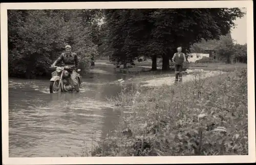 Foto Ak Mann auf einem Motorrad auf überschwemmter Straße
