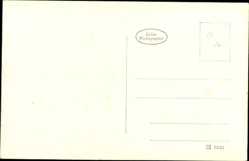 Foto Ak Mann auf einem Motorrad auf überschwemmter Straße