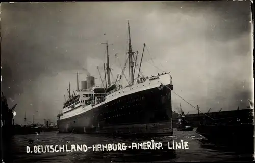 Foto Ak HAPAG, Dampfschiff Deutschland im Hafen