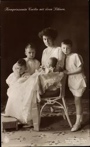Ak Kronprinzessin Cecilie von Preußen mit ihren Söhnen