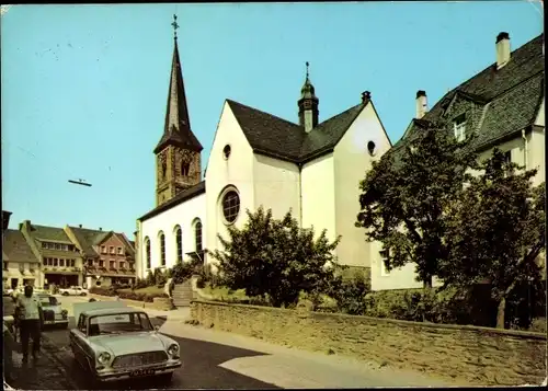 Ak Morbach im Hunsrück, Katholische Kirche, Straßenpartie, Auto
