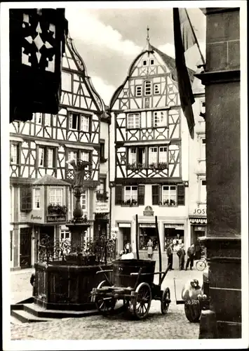 Ak Bernkastel Kues an der Mosel, Rathausplatz, Brunnen