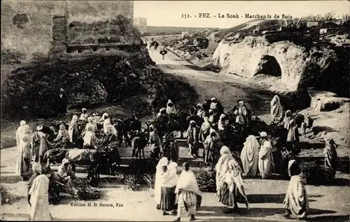 Ak Fez Marokko, Le Souk, Marchands de Bois, Anwohner auf der Straße