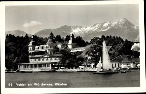 Ak Velden am Wörthersee in Kärnten, Ortsansicht, Hotel, Berge, Segelboot