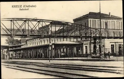Ak Krzyż Wielkopolski Kreuz an der Ostbahn Posen, Bahnhof, Gleisseite