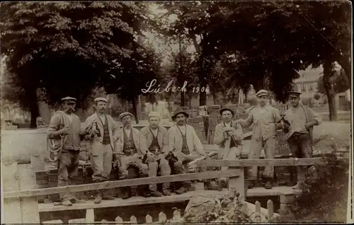 Foto Ak Lübeck in Schleswig Holstein, Bauarbeiter auf einer Baustelle