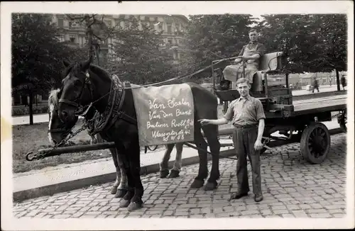 Foto Ak Berlin, Zwei Männer mit Pferdefuhrwerk, Kutsche