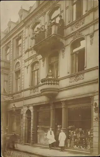 Foto Ak Berlin, Wohn- und Geschäftshaus mit Mietern, Perückenhandlung, Schaufenster