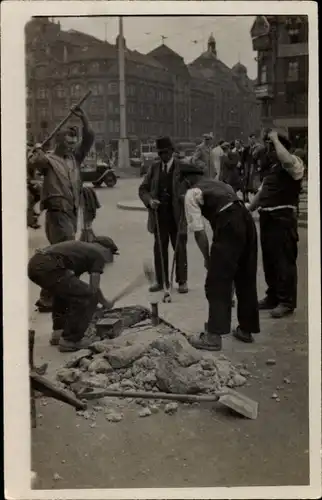 Foto Ak Berlin Mitte, Straßenbauer auf dem Alexanderplatz