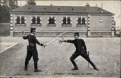 Ak Dragons, un assaut au sabre, französische Soldaten beim Fechten