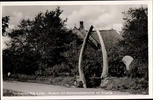 Ak Wyk auf Föhr Nordfriesland, Museum mit Walfischkieferknochen am Eingang