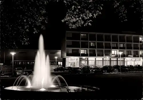 Ak Reutlingen in Württemberg, Parkhotel mit Springbrunnen bei Nacht