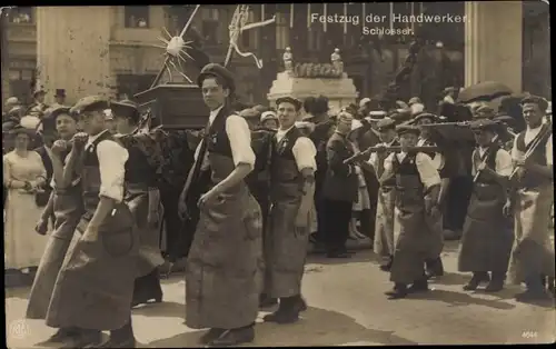 Ak Festzug der Handwerker, Schlosser, Arbeiter in Schürzen, Straßenumzug