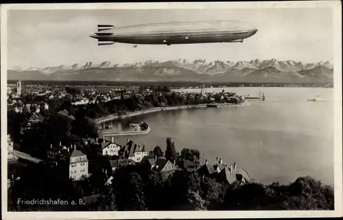 Ak Friedrichshafen am Bodensee, Zeppelin über der Stadt, Luftschiff