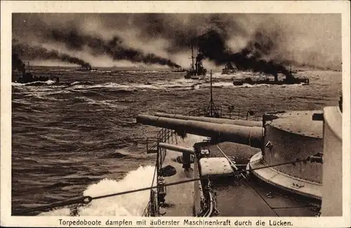 Ak Deutsche Kriegsschiffe, Torpedoboote dampfen durch die Lücken
