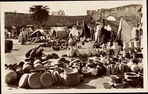 Ak Scenes et Types, Marché aux poteries, Töpfermarkt, Krüge, Maghreb