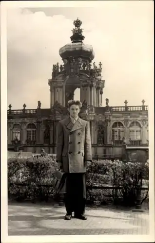 Ak Dresden Altstadt, Zwinger, Junger Mann, Portrait