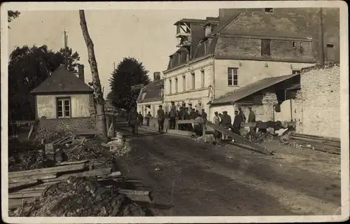 Foto Ak Wrocław Breslau Schlesien, Straßenpartie, Kriegszerstörungen, deutsche Soldaten