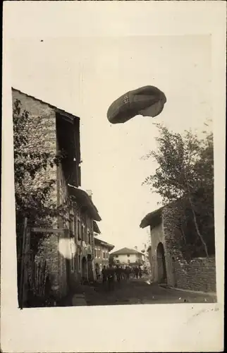 Foto Ak Deutscher Militärballon über einer Stadt im Felde, I. WK
