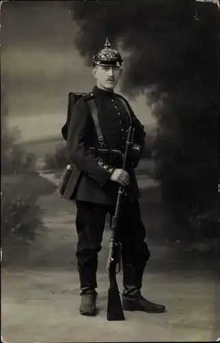 Foto Ak Deutscher Soldat in Uniform, Standportrait, I WK